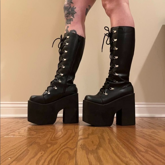 🎱SOLD🎱  Black platform lace up boots - Picture 5 of 5